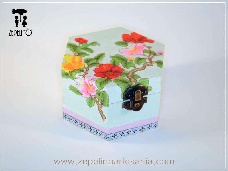 Cajita hexagonal con flores